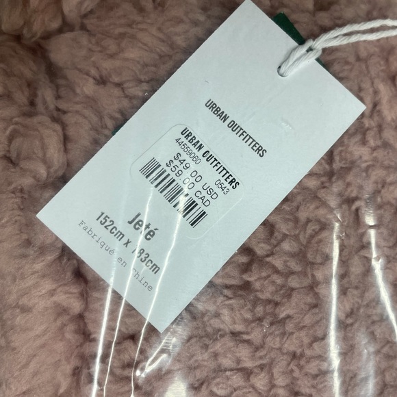 UO Amped fleece mauve blanket, 60x71. - Picture 7 of 8